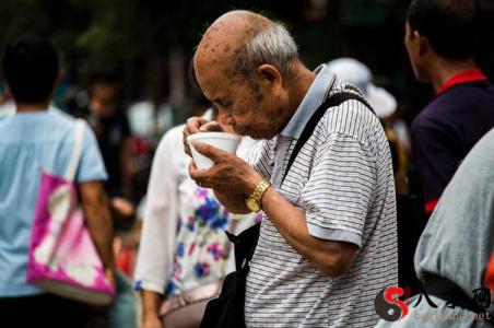 梦见去世的外公再吃东西