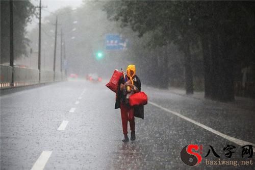 梦见行李淋雨