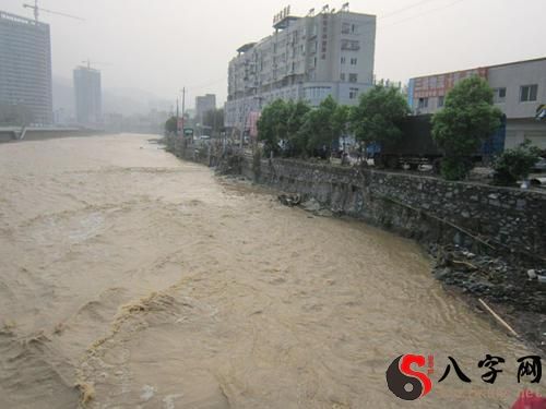 梦见大雨后发洪水